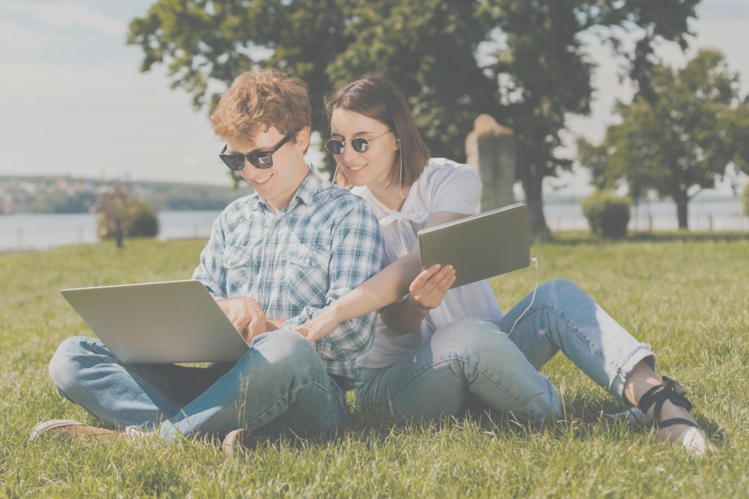 Estudiante concentrado trabajando en análisis financiero con laptop mostrando gráficos de tendencias de mercado